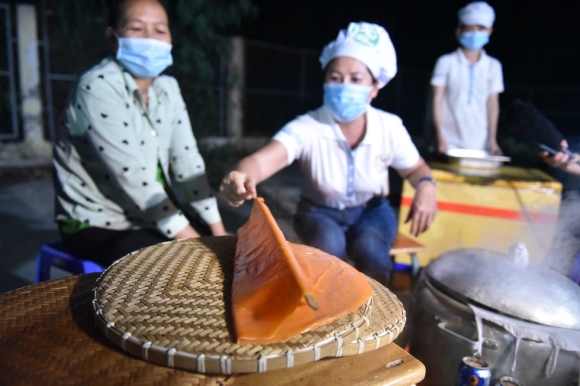 2 Trang Banh Pho Nau Nuoc Dung Thau Dem Mo Tiec Pho Tren Dao Thieng Lieng