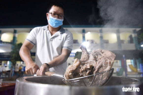 3 Trang Banh Pho Nau Nuoc Dung Thau Dem Mo Tiec Pho Tren Dao Thieng Lieng