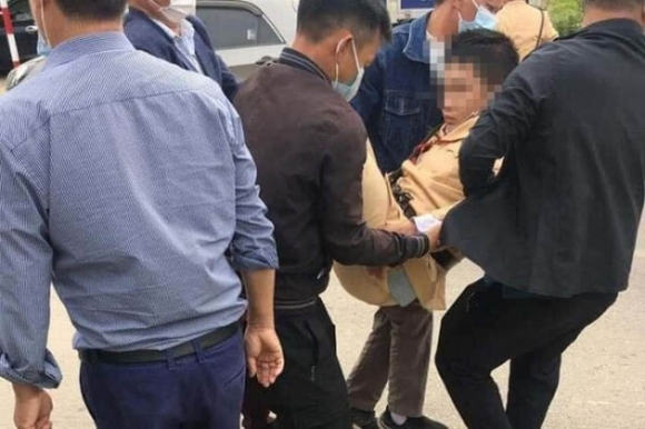 4 Nam Thanh Nien Dieu Khien Xe May Thong Chot Tong Chien Si Csgt Nhap Vien