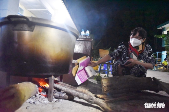 4 Trang Banh Pho Nau Nuoc Dung Thau Dem Mo Tiec Pho Tren Dao Thieng Lieng