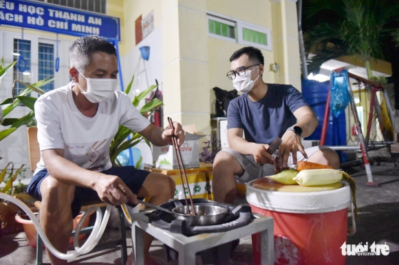 5 Trang Banh Pho Nau Nuoc Dung Thau Dem Mo Tiec Pho Tren Dao Thieng Lieng