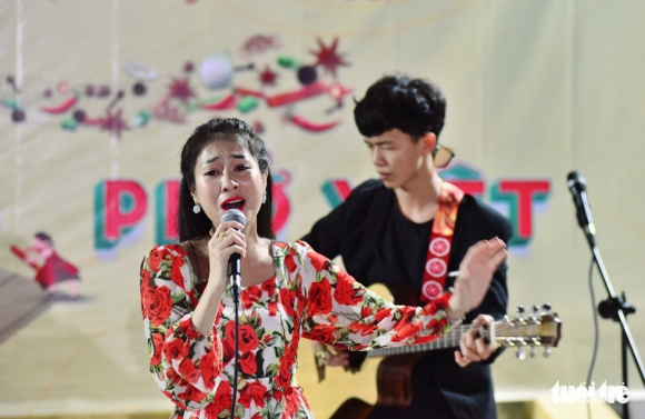 6 Trang Banh Pho Nau Nuoc Dung Thau Dem Mo Tiec Pho Tren Dao Thieng Lieng