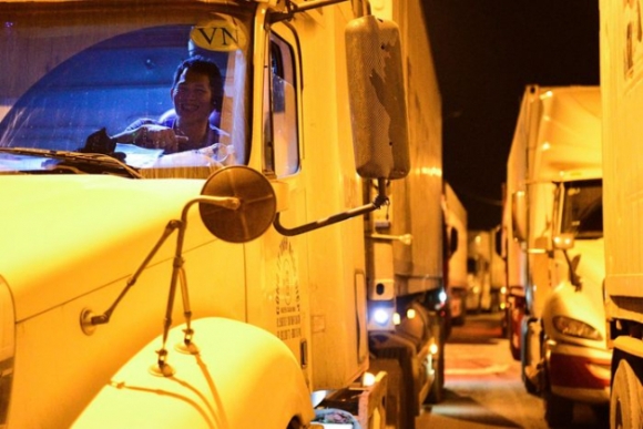 10 Trang Dem Nhich Xe Vao Bai Xuat Hang O Cua Khau Tan Thanh