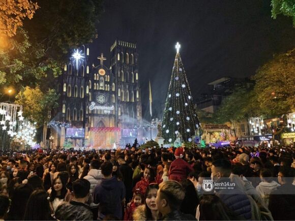 1 Hoa Toc Dich Covid 19 Phuc Tap Ha Noi Han Che Toi Da Cac Hoat Dong Dong Nguoi Vui Choi Le Hoi