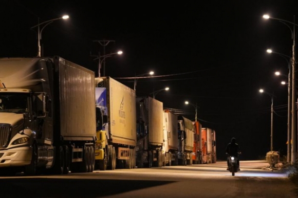 2 Trang Dem Nhich Xe Vao Bai Xuat Hang O Cua Khau Tan Thanh