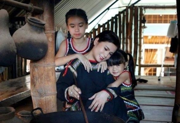 4 Hau Ly Hon Nhin Cach Ba Le Hoang Diep Thao Mot Minh Day 4 Con Kin Tieng Ma Dang Ne