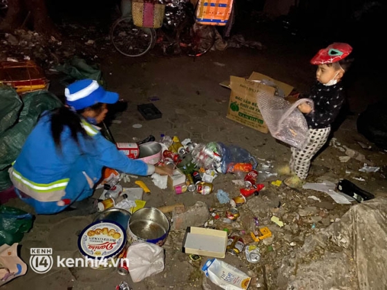 2 Ha Noi 23h Dem Be Trai 2 Tuoi Van Lang Thang Cung Me Lao Cong Di Gom Rac Cuc Chang Da Toi Moi Phai Dua Theo Con Di Lam Cung