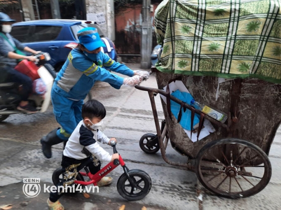 3 Ha Noi 23h Dem Be Trai 2 Tuoi Van Lang Thang Cung Me Lao Cong Di Gom Rac Cuc Chang Da Toi Moi Phai Dua Theo Con Di Lam Cung
