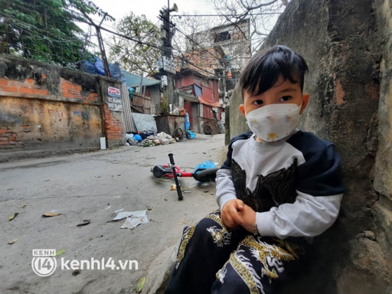 4 Ha Noi 23h Dem Be Trai 2 Tuoi Van Lang Thang Cung Me Lao Cong Di Gom Rac Cuc Chang Da Toi Moi Phai Dua Theo Con Di Lam Cung