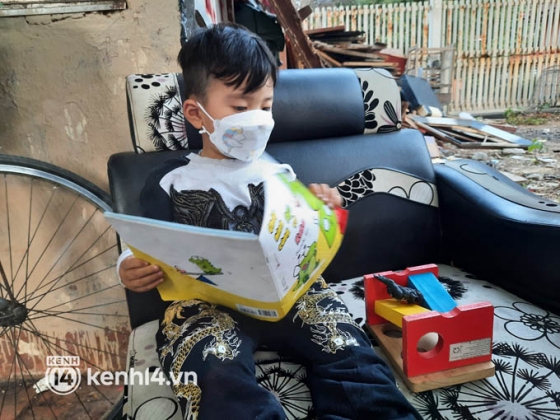 5 Ha Noi 23h Dem Be Trai 2 Tuoi Van Lang Thang Cung Me Lao Cong Di Gom Rac Cuc Chang Da Toi Moi Phai Dua Theo Con Di Lam Cung