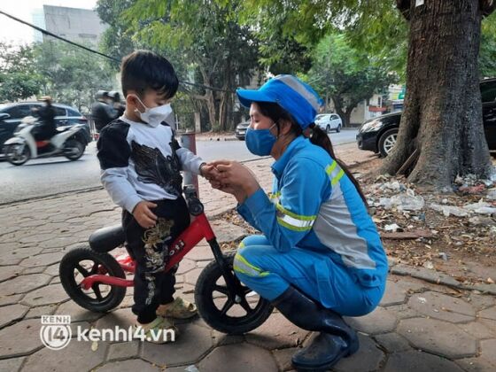 6 Ha Noi 23h Dem Be Trai 2 Tuoi Van Lang Thang Cung Me Lao Cong Di Gom Rac Cuc Chang Da Toi Moi Phai Dua Theo Con Di Lam Cung