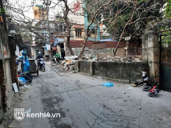 7 Ha Noi 23h Dem Be Trai 2 Tuoi Van Lang Thang Cung Me Lao Cong Di Gom Rac Cuc Chang Da Toi Moi Phai Dua Theo Con Di Lam Cung