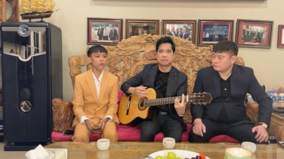 1 Ho Van Cuong Xuat Hien Ben Bau Thuy Va Ngoc Son Kha Nang Sap Dai Nao Showbiz