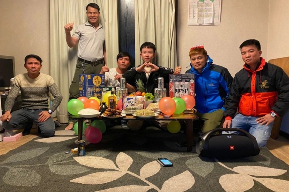 1 Lao Dong Viet O Nuoc Ngoai Goi Banh Chung Don Tet De Nho Ve Que Huong