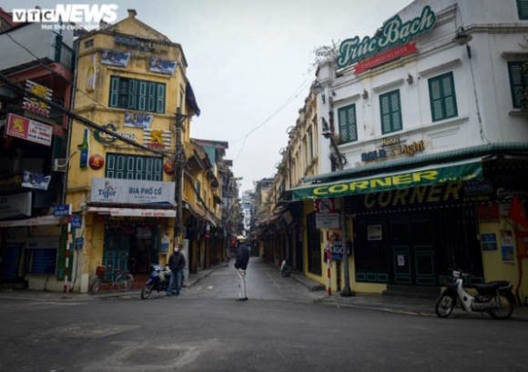 3 Anh Pho Phuong Ha Noi Vang Hoe Ngay Dau Nam Moi