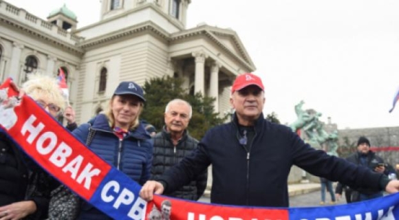 2 Nguoi Ham Mo Tu Tap Bay To Ung Ho Voi Djokovic