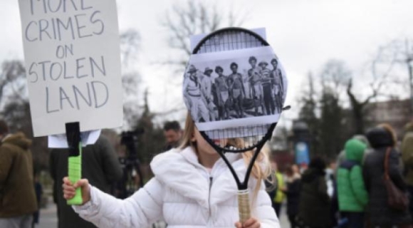 4 Nguoi Ham Mo Tu Tap Bay To Ung Ho Voi Djokovic