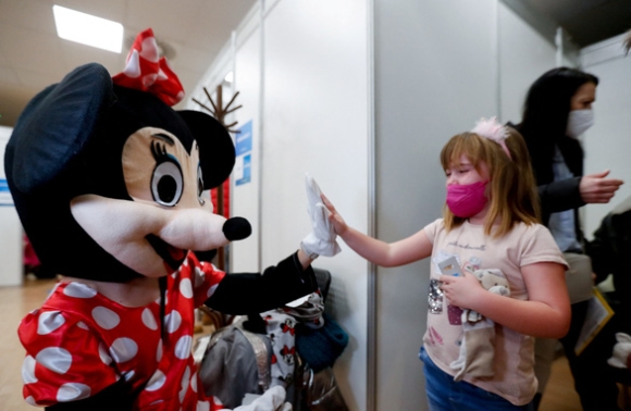 1 Hon 2 Trieu Nguoi Mac Covid 19 Moi Ngay Nhung So Tu Vong Dang Giam