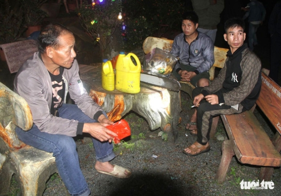 1 Thong Hang Chuc Nam Tuoi Lien Tiep Bi Chat Nguoi Dan Bat Binh