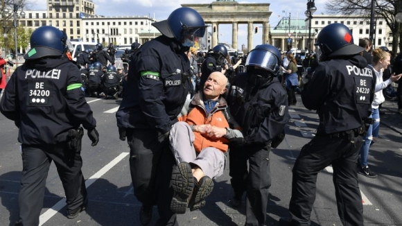 1 Da Qua Thoi Phong Toa Chau Au Manh Tay Voi Nguoi Tu Choi Tiem Vaccine Covid 19