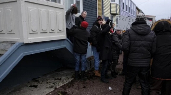 1 Phan Doi The Xanh Nguoi Bieu Tinh Nem Rong Bien Vao Nghi Si Phap