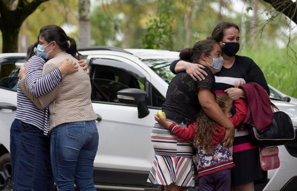 2 Nhan Chung Ke Lai Khoanh Khac Vach Da Sap De Tau Du Lich