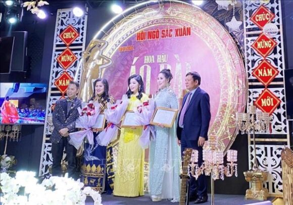 2 Quy Nhan Ai Lan Toa Tinh Yeu Thuong Va Gan Ket Nguoi Viet Tai Chau Au