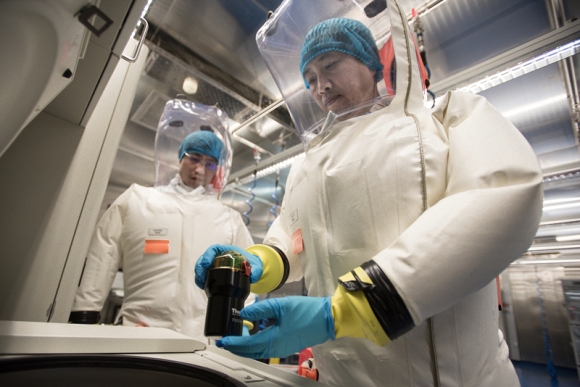 1 Giam Doc Phong Thi Nghiem Trung Quoc Bi Bat Vi Nghi Lam Lay Lan Virus Corona