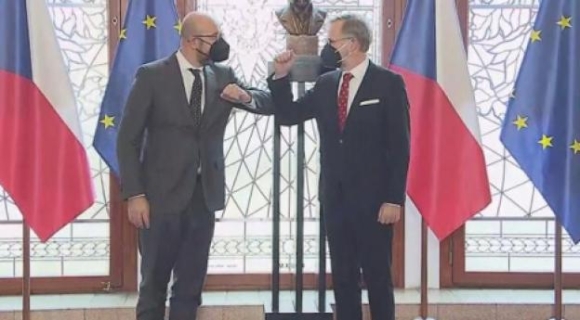 1 Chu Tich Hoi Dong Chau Au Da Den Praha