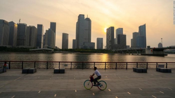 1 Con Dia Chan Bat Dong San Khien Kinh Te Trung Quoc Chao Dao