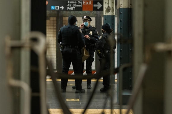 2 Su Phan No Sau Vu Nguoi Goc A Bi Xo Chet Truoc Mui Tau O New York