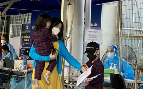 1 Vat Va Va Bat Hop Ly Tre Duoi 12 Tuoi Di May Bay Phai Xet Nghiem