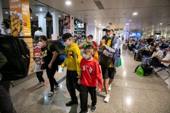 10 San Bay Tan Son Nhat Chat Kin Nguoi Ve Que Don Tet