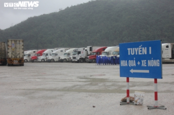 1 Bat Can Bo Hai Quan Cuu Cong An Dua Hoi Lo Xep Lot Thong Quan O Lang Son