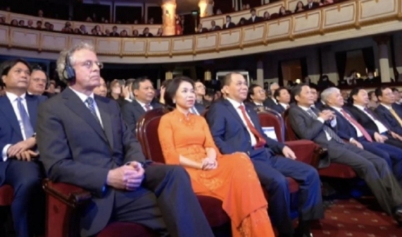 1 Chan Dung Phu Nhan Kin Tieng Cua Ty Phu Pham Nhat Vuong Lan Dau Lo Dien