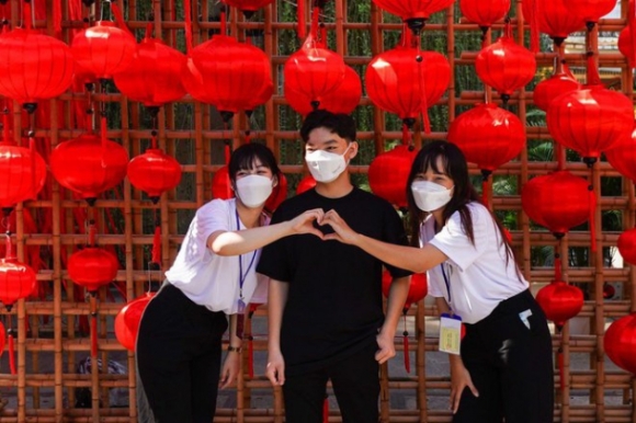 2 Khong Duoc Thao Khau Trang Khi Chup Anh O Duong Hoa Tphcm