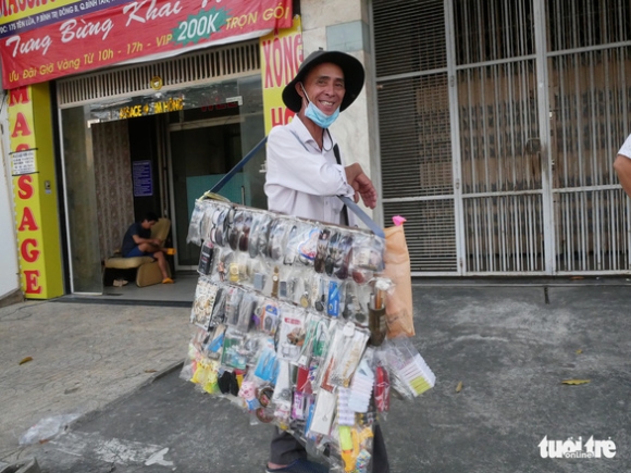 2 Lam Xuyen Tet De Gui Tien Ve Cho Me Cha