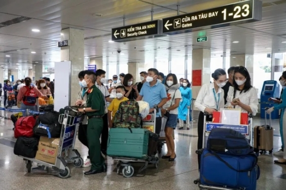 4 San Bay Tan Son Nhat Chat Kin Nguoi Ve Que Don Tet