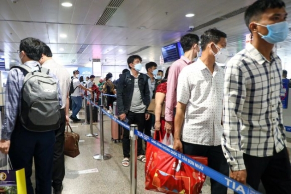 8 San Bay Tan Son Nhat Chat Kin Nguoi Ve Que Don Tet