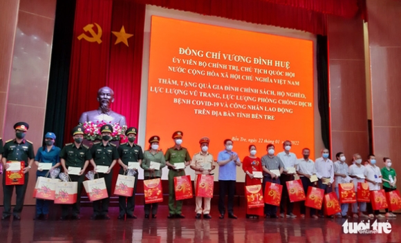 1 Chu Tich Quoc Hoi Vuong Dinh Hue Chuc Tet Va Trao Qua Tai Ben Tre
