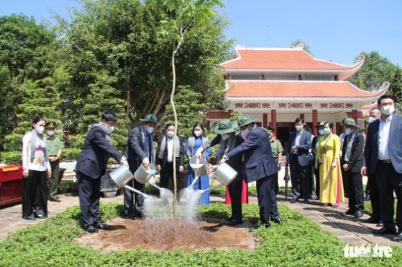 2 Chu Tich Quoc Hoi Vuong Dinh Hue Chuc Tet Va Trao Qua Tai Ben Tre