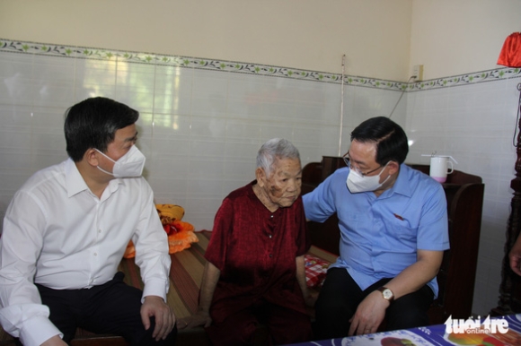 4 Chu Tich Quoc Hoi Vuong Dinh Hue Chuc Tet Va Trao Qua Tai Ben Tre