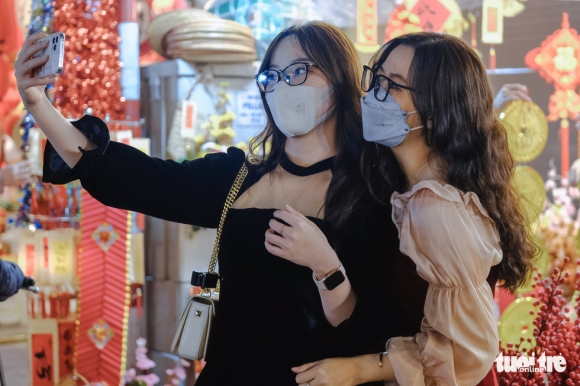 1 Ha Noi Nang Rao Cuoi Tuan Ban Tre Keo Nhau Len Cho Hang Luoc Check In