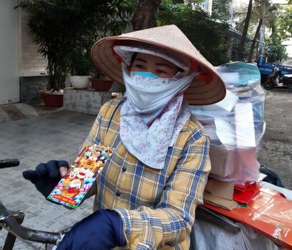 1 Nguoi Ban Ve So Nhat Ve Chai Bat Ngo Nhan Li Xi Tren Duong Pho Tu Nhung Nguoi Khong Quen