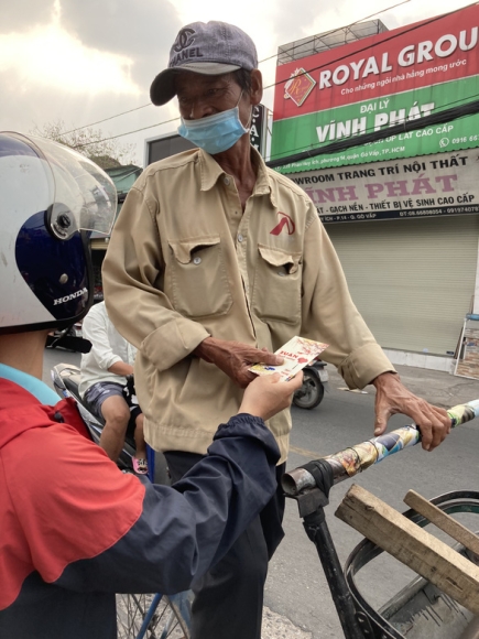 2 Nguoi Ban Ve So Nhat Ve Chai Bat Ngo Nhan Li Xi Tren Duong Pho Tu Nhung Nguoi Khong Quen