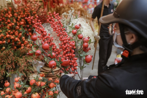4 Ha Noi Nang Rao Cuoi Tuan Ban Tre Keo Nhau Len Cho Hang Luoc Check In