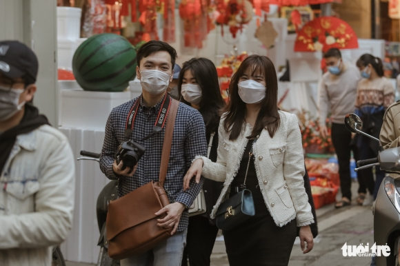 9 Ha Noi Nang Rao Cuoi Tuan Ban Tre Keo Nhau Len Cho Hang Luoc Check In