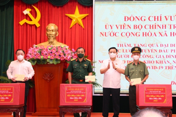 1 Chu Tich Quoc Hoi Ghe Tham Va Chuc Tet Nguoi Ngheo O Dong Nai