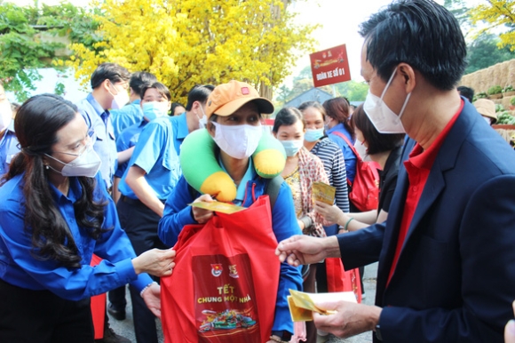 1 Tet Chung Mot Nha Dua Nguoi Lao Dong Kho Khan Ve Que