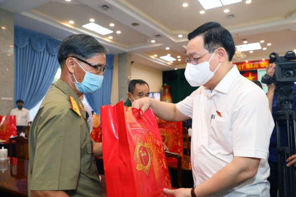 2 Chu Tich Quoc Hoi Ghe Tham Va Chuc Tet Nguoi Ngheo O Dong Nai